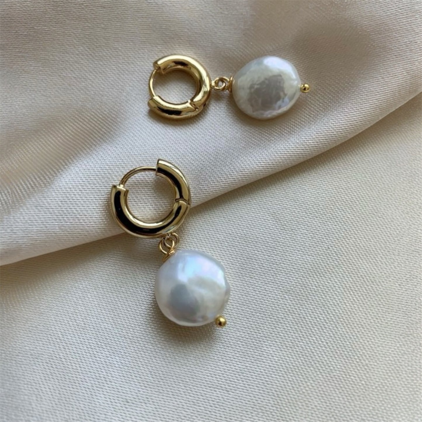 Flat pearl earring