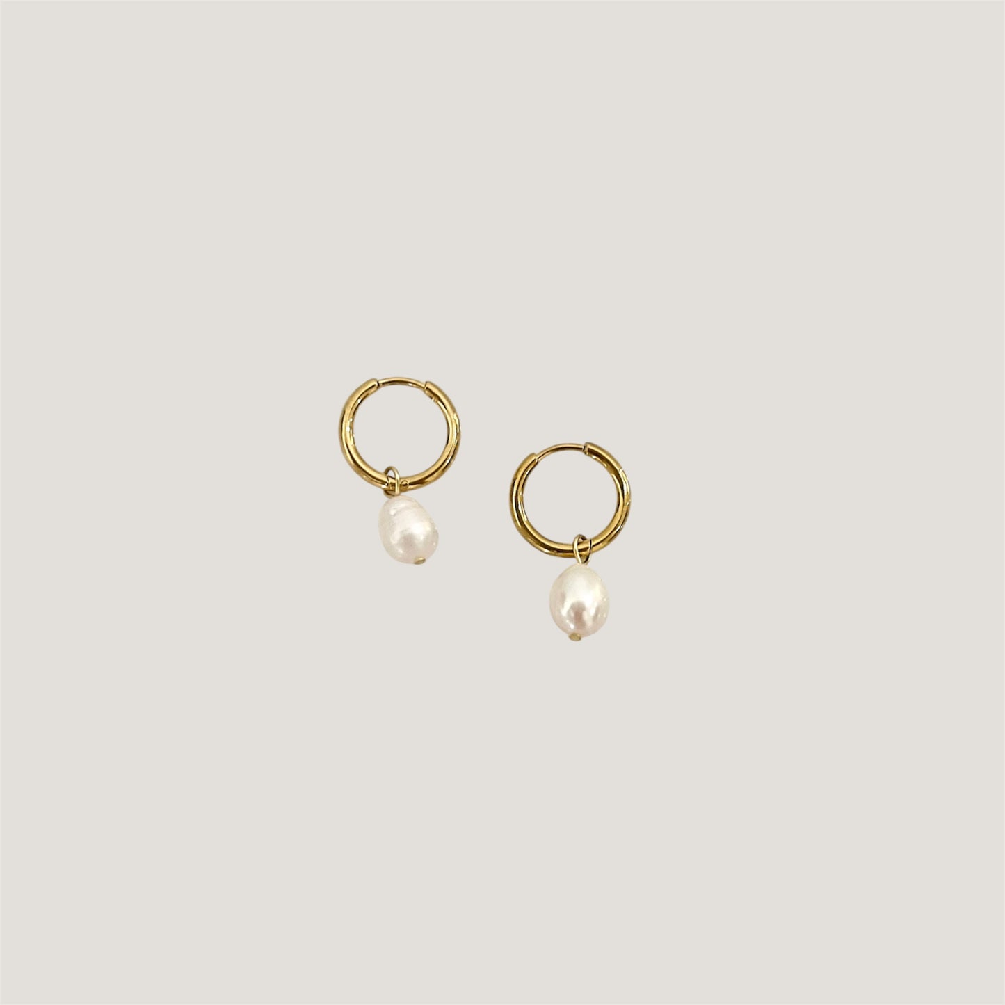 Dainty Pearl earring